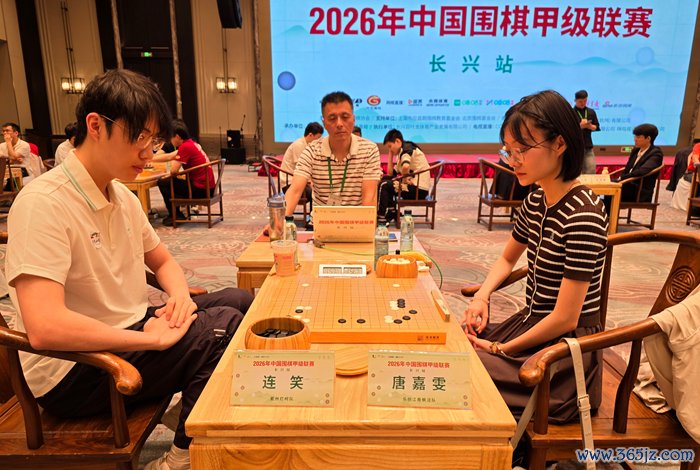 连笑九段(左)投诚唐嘉雯七段。东说念主民网记者 胡雪蓉摄