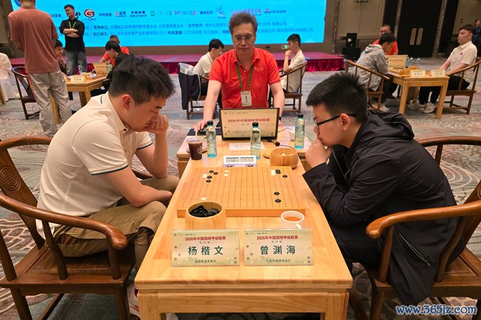 杨楷文九段(左)投诚曾渊海五段。东说念主民网记者 胡雪蓉摄